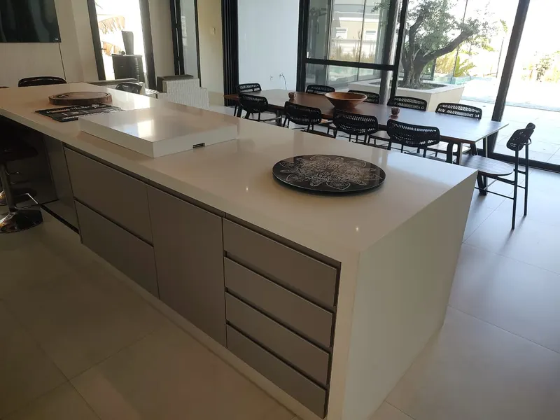 Bancada de quartzo em cozinha